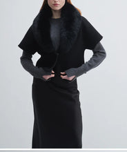 Load image into Gallery viewer, Pissenlit Short Sleeve Black Cashmere Blend Jacket with Fur Collar
